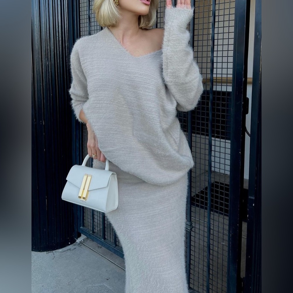 MISS LOLA Cozy Weekends Skirt
- Nude